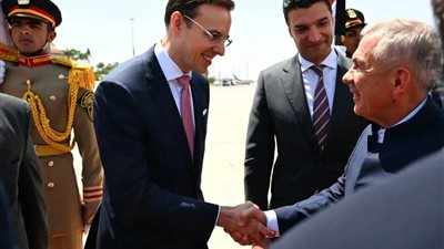 رئيس تتارستان يصل إلى القاهرة لتعزيز التعاون المصري الروسي