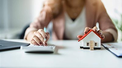 هل يجوز للمرأة أخذ جزء من مصروف البيت دون علم زوجها؟.. أمين الفتوي يُجيب