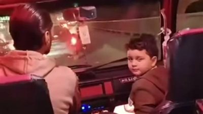 “ طفل الميكروباص” يشعل الجدل بين الشك والوعي.. ما القصة؟ 