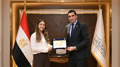 وزير الرياضة يكرم هانيا الحمامي بعد تتويجها ببطولة الجونة الدولية للاسكواش