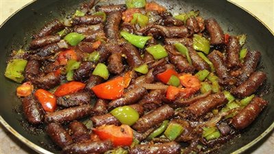 طريقة عمل السجق  بالبصل والطماطم بخطوات بسيطة مثل المحلات