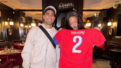 أشرف حكيمي يهادي ريهانا في باريس.. ولقاء يشعل التريند 