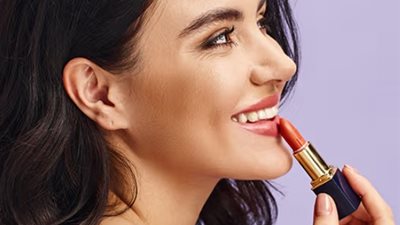 لإطلالة مثالية..   أفضل درجات الروج النيود للبشرة السمراء 