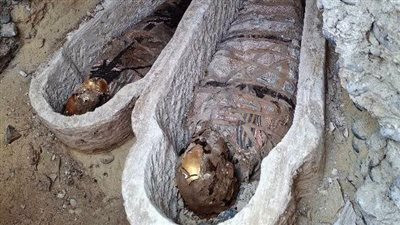 اكتشاف مقبرة رومانية نادرة وألسنة ذهبية بالبهنسا تكشف ملامح الطقوس الجنائزية في العصرين اليوناني والروماني