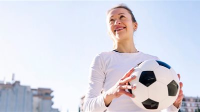 تفسير حلم لعب الكرة في المنام للعزباء والمتزوجة والحامل