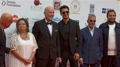 تكريم عصام عمر في مهرجان الإسكندرية للفيلم القصير.. وباسم سمرة يسلمه الجائزة