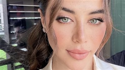 يارا السكري تتألق بإطلالة مونوكروم أنيقة.. بدلة بيج تعكس البساطة والفخامة