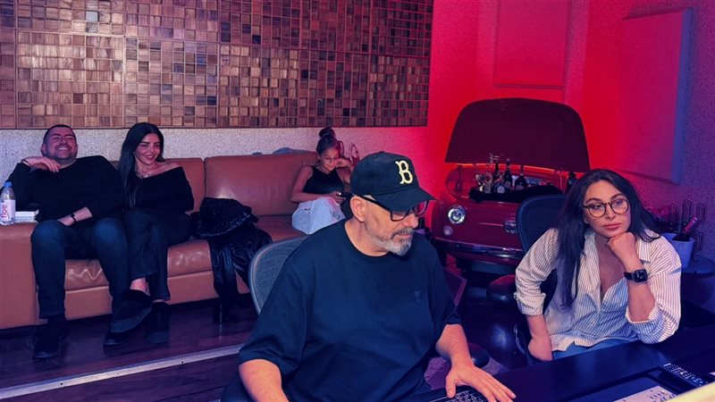 إليسا داخل استوديو غنائي