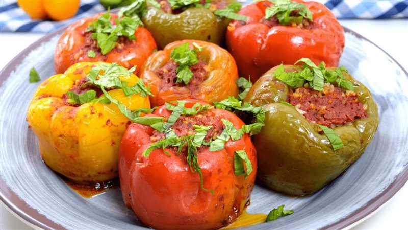 طريقة عمل محشي الفلفل الرومي بالأرز واللحم المفروم