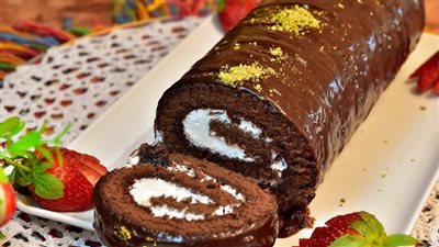 طريقة عمل كيك السويسرول بالشوكولاتة بخطوات بسيطة  