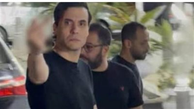 جدل حول تصرف أمير عيد في عزاء والد طليقته.. إشارة بذيئة للصحفيين تشعل الجدل 