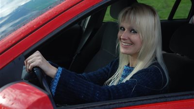 تفسير حلم  رؤية السيارة الحمراء في المنام للعزباء والمتزوجة