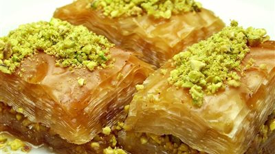 طريقة عمل البقلاوة بالمكسرات بخطوات بسيطة في المنزل 