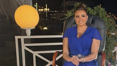 اللون الأزرق يسيطر على فساتين السهرة لعام 2026 