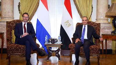 وزير الخارجية يبحث مع نظيره الهولندي تعزيز التعاون الاقتصادي والاستثماري بين البلدين