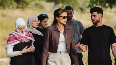 الملكة رانيا تخطف الأنظار بإطلالة “سفاري” أنيقة خلال جولتها في سحم الكفارات بإربد