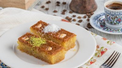 طريقة عمل البسبوسة باللوز وجوز الهند بخطوات سهلة مثل المحلات 