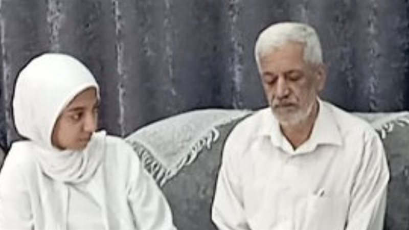الطالبة رقية مع والدها 