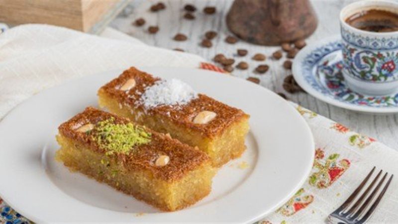 طريقة عمل البسبوسة باللوز وجوز الهند