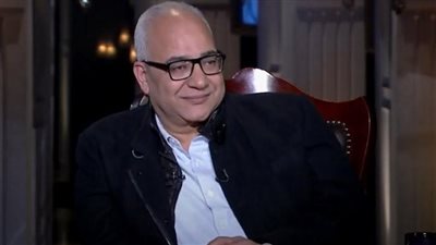 تأجيل 4 دعاوي نفقة وحضانة ضد بيومي فؤاد للتحقيق في دخله وممتلكاته