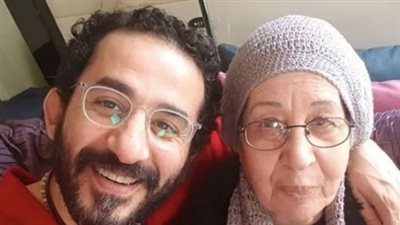 مع استعداد عودته للسينما.. وفاة والدة أحمد حلمي بعد صراع مع المرض 