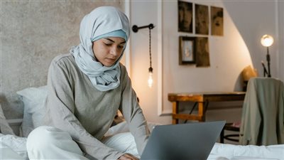 كيف غيّرت النساء العربيات مفهوم العمل الحر عبر الإنترنت في السنوات الأخيرة 