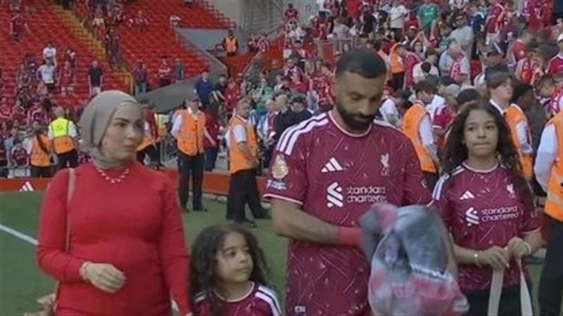 محمد صلاح مع عائلته 