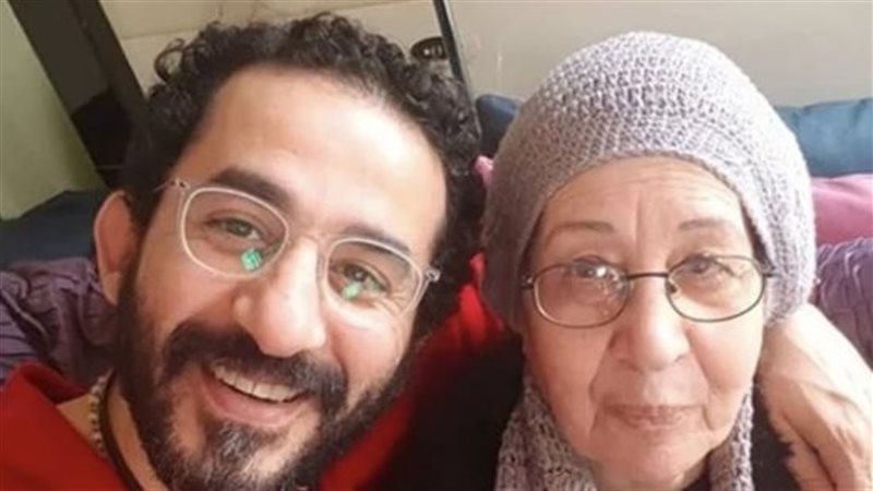 أحمد حلمي مع والدته 