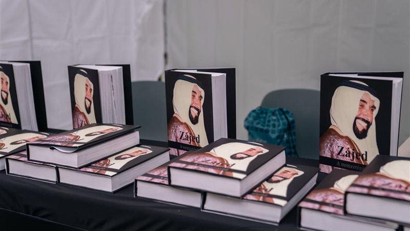 كتاب (زايد رجل بنى أمة) باللغة المجرية