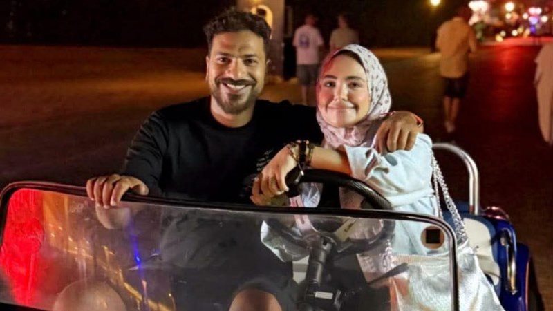 مصطفى أبو سريع مع زوجته 