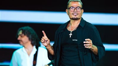 عمرو دياب يتصدر التريند بـ«إنت تقدر».. تعاون حماسي مع صلاح ومدحت شلبي