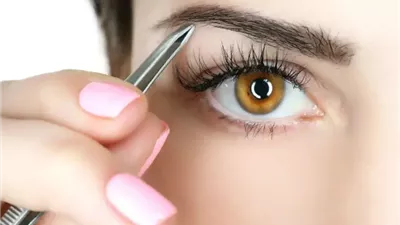 هل إزالة شعر الحاجبين تُعد نمصًا محرمًا؟..  أمين الفتوى يُجيب