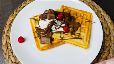 سهل ولذيذ .. طريقة عمل الوافل بالفواكهة والشوكولاتة في مطبخك