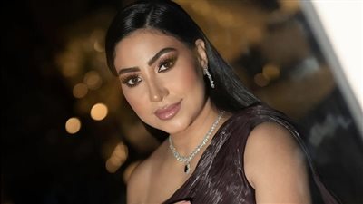 بوسي تخطف الأنظار بإطلالة عنابية أنيقة تجمع بين الفخامة والعصرية
