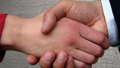 ما حكم مصافحة الرجل للمرأة الأجنبية؟  ..