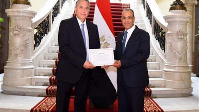 وزير الخارجية يلتقي الوفد الطبي المصري العائد من تنزانيا وكينيا 