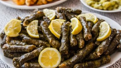 طريقة عمل محشي ورق العنب اللذيذ بخطوات سهلة في مطبخك 