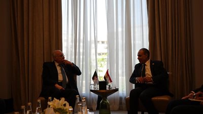 وزير الخارجية ونظيره الجزائري يؤكدان تعزيز التعاون الثنائي والتنسيق بشأن قضايا المنطقة