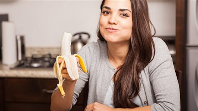 تفسير حلم أكل الموز في المنام للعزباء والمتزوجة والحامل 