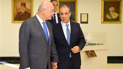 وزير الخارجية يؤكد للمفوضية السامية للاجئين التزام مصر بدعم اللاجئين وتطوير الإطار التشريعي المنظم للجوء