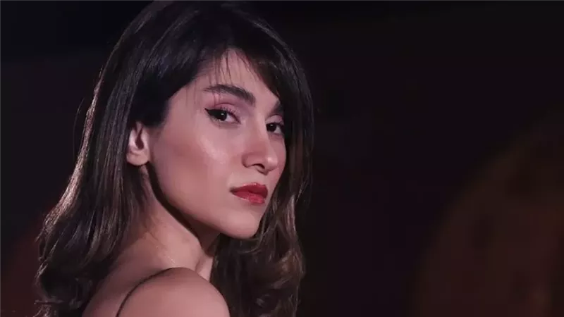 بروستو أحمدي مغنية إيرانية 
