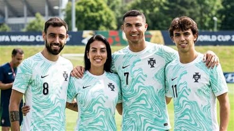 جورجينا رودريغيز مع رونالدو ولاعبي البرتغال 