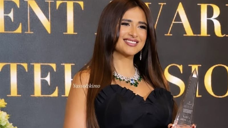 ياسمين عبد العزيز 