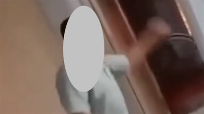 غضب واسع بعد تداول فيديو لأب يعتدي على أطفاله بحزام جلدي