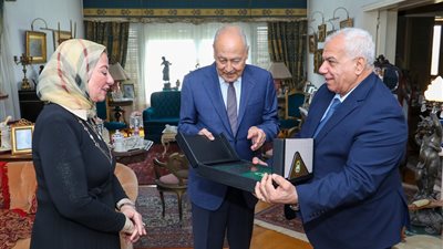 أبو الغيط يتسلم أول نسخة من كتاب «جامعة الدول العربية.. ثمانون عامًا» قبيل انتهاء ولايته
