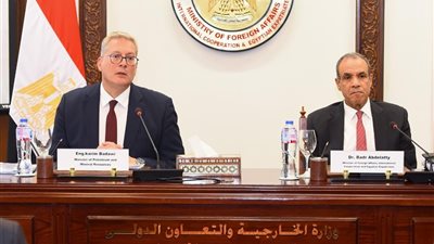 الخارجية والبترول تستعرضان أمام السفراء الأجانب فرص الاستثمار في قطاعي الطاقة والثروة المعدنية
