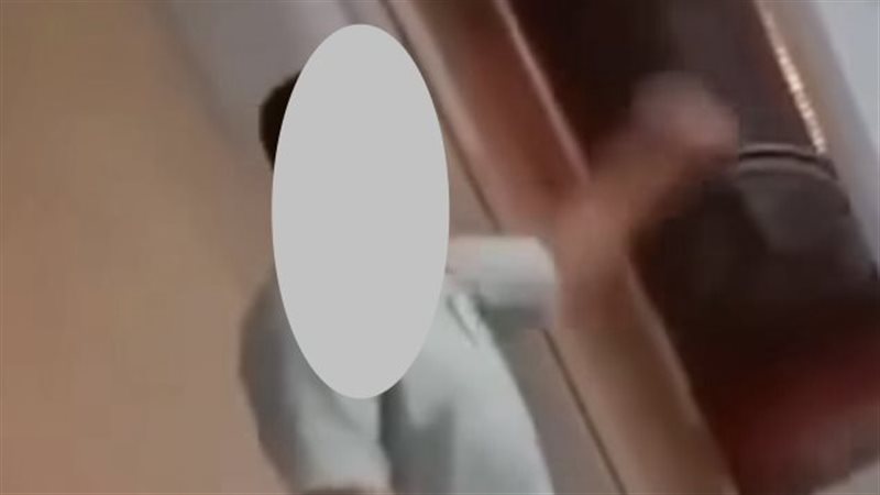 الأب يضرب الأبناء بحزام جلدي 