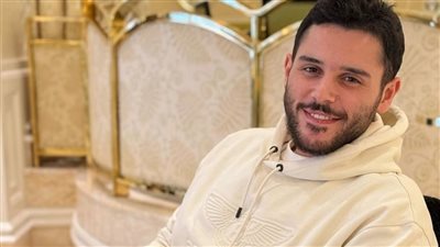 بعيدًا عن الأضواء.. الوليد الحلاني يتحدث عن وقوعه بحب امرأة تكبره سنوات 