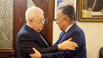 نبيل فهمي يؤكد للرئيس محمود عباس دعم الجامعة العربية لفلسطين ورفض مخططات الاحتلال لتصفية حل الدولتين