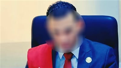 انتحل صفة قاضٍ بالوشاح داخل قاعة المحكمة.. النيابة تحيل 